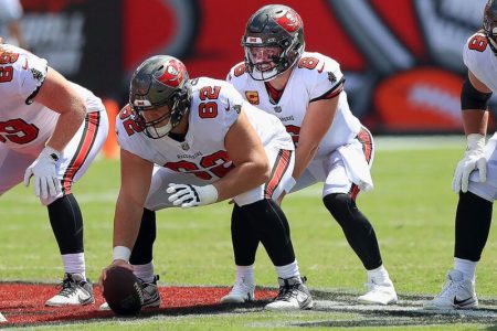 Barton-Graham-Baker-Mayfield-Bucs-Broncos-snap-800x533